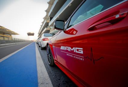 أكاديمية AMG للقيادة تحول سائقي السيارات إلى محترفي قيادةٍ على حلبات السباق